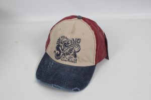 Baseballkappe in Beige, Rot und Blau mit Surfing Club Aufdruck aus Miami, Florida.