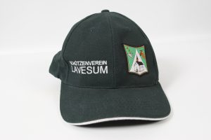 Grüne Baseballcap mit dem Logo des Schützenvereins Lavesum auf der Vorderseite.