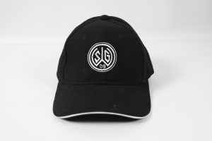 Schwarze Baseballkappe mit einem gestickten Logo auf der Vorderseite.