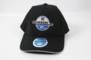 Schwarze Baseballcap mit gesticktem Logo des SC Paderborn 07 auf der Vorderseite.