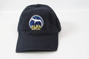 Dunkelblaues Basecap mit dem ALBA Berlin Logo auf der Vorderseite.