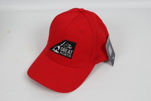 Rote Baseballmütze mit dem Aufdruck 'The Great North' auf der Vorderseite.