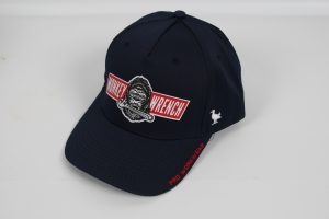 Dunkelblaue Baseballcap mit einem Logo und rotem Schriftzug auf der Vorderseite.