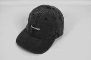 Schwarze Baseballcap mit dem Schriftzug 'OUT OF OFFICE' auf der Vorderseite.