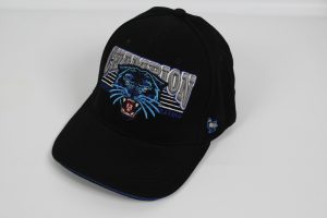 Schwarze Baseballcap mit einem blauen Panther-Logo und dem Schriftzug 'Champion'.