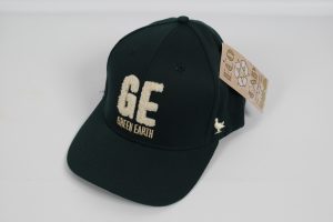 Baseballcap in dunklem Grün mit dem GE-Logo und einem Etikett für umweltfreundliche Materialien.