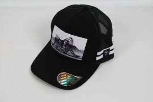 Schwarze Baseballkappe mit einem grafischen Motiv auf der Vorderseite und einem Aufkleber am Schirm.