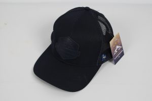 Schwarze Baseballkappe mit einem Logo und einem Netzrücken, mit einem Preisschild daran befestigt.