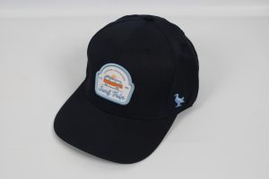 Dunkelblaue Baseballkappe mit einem gestickten Logo und einer kleinen Vogelapplikation.