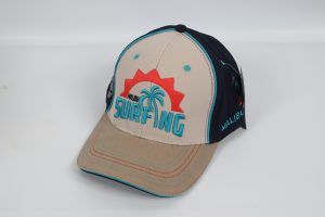 Baseballcap in Beige und Blau mit Surfing-Motiv und Palmen-Design.