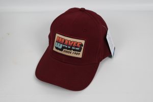 Bordeauxfarbene Baseballcap mit einem Wellen-Logo und dem Schriftzug 'SINCE 1989'.