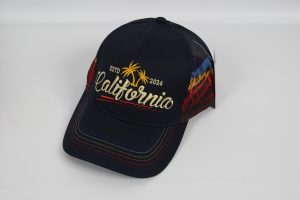 Baseballcap in Schwarz mit buntem Kalifornien-Design und Palmenmotiv.