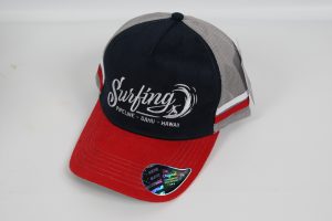 Baseballcap in Rot, Blau und Grau mit Surfing-Design und Aufschrift 'Pipeline - Oahu - Hawaii'.