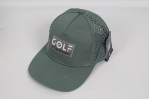 Grüne Baseballcap mit einem COLE Logo und Belüftungslöchern auf der Oberseite.