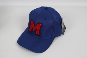 Blaue Baseballkappe mit einem roten M auf der Vorderseite und einem Etikett.