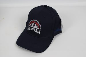 Dunkelblaue Baseballcap mit gesticktem Bergmotiv und Schriftzug 'Mountain'.