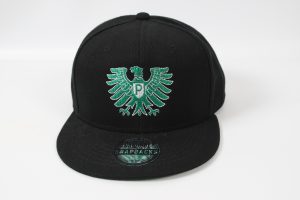Schwarze Snapback-Basecap mit einem grünen Adler-Logo auf der Vorderseite.