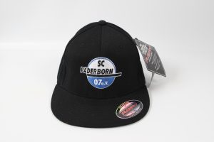 Schwarze Baseballmütze mit dem Logo des SC Paderborn 07 e.V. auf der Vorderseite.