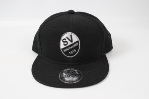 Schwarze Baseballkappe mit dem Logo des SV Sandhausen und dem Jahr 1916 auf der Vorderseite.