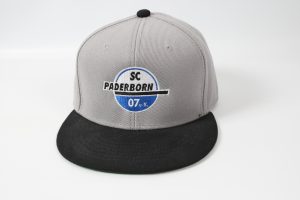 Graue Baseballmütze mit schwarzem Schirm und SC Paderborn Logo.