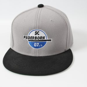Graue Baseballmütze mit schwarzem Schirm und SC Paderborn Logo.
