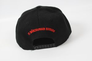 Schwarze Baseballkappe mit rotem Schriftzug 'FF Würzburger Kickers' auf der Rückseite.