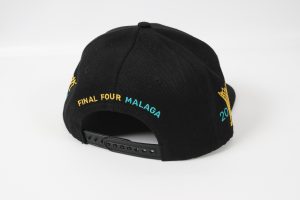 Schwarze Baseballkappe mit der Aufschrift 'FINAL FOUR MALAGA 2017' auf der Rückseite.