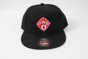 Schwarze Snapback-Basecap mit rotem F.W.K.-Logo auf der Vorderseite.
