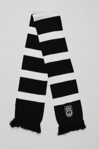 Schwarz-weißer Blockstreifenschal mit Fransen und einem Logo auf einem Ende.