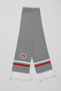 Grau-roter Schal mit Fransen und einem Logo auf der Vorderseite.