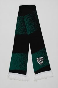 Blockstreifenschal in Schwarz und Grün mit einem Wappen und Fransen am Ende.