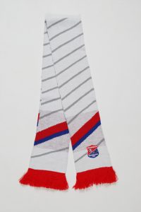 Blockstreifenschal in Grau mit roten und blauen Streifen und Fransen am Ende.
