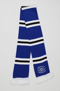 Blauer Schal mit weißen und schwarzen Streifen sowie Fransen am Ende, mit dem Logo des Hamburger SV Supporters Club.