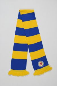 Blockstreifenschal in Blau und Gelb mit Fransen und einem Wappen am Ende.