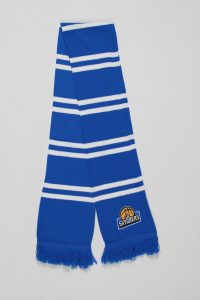 Blauer Schal mit weißen Blockstreifen und Fransen, versehen mit einem Basketball-Logo.
