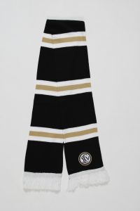 Blockstreifenschal in Schwarz mit goldenen und weißen Streifen sowie Fransen am Ende.