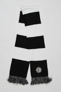 Blockstreifenschal in Schwarz und Weiß mit Fransen und Logo.
