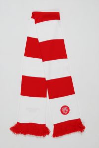 Blockstreifenschal in Rot und Weiß mit Fransen und Logo.