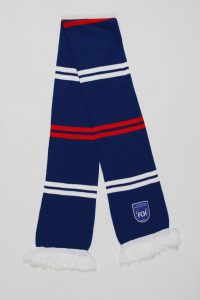 Blauer Schal mit weißen und roten Streifen sowie dem FCH-Logo auf einem weißen Hintergrund.