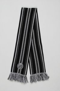 Schwarzer und grauer Blockstreifenschal mit Fransen und einem Logo auf der Vorderseite.