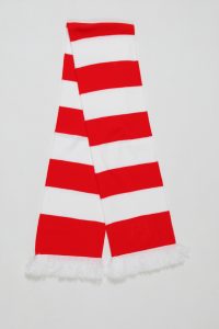 Blockstreifenschal in Rot und Weiß mit Fransen am Ende, geeignet für sportliche Anlässe.