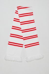 Blockstreifenschal in Weiß mit roten Streifen und Fransen am Ende.