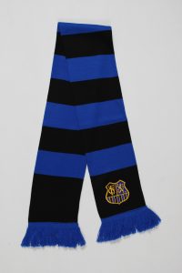 Blockstreifenschal in Blau und Schwarz mit Fransen und einem Wappen auf der Vorderseite.