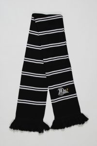 Schwarzer Blockstreifenschal mit weißen Streifen und Fransen, versehen mit dem WM-Sport-Logo.