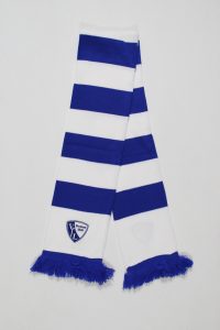Blockstreifenschal in Blau und Weiß mit Fransen und Vereinslogo.