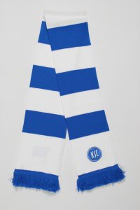 Blauer und weißer Blockstreifenschal mit KSC-Logo und Fransen am Ende.