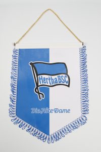 Wimpel von Hertha BSC in Blau und Weiß mit dem Schriftzug 'Die Alte Dame'.