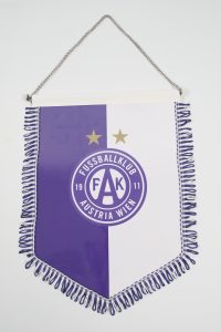Wimpel des Fussballklubs Austria Wien mit lila und weißem Design und Fransen.