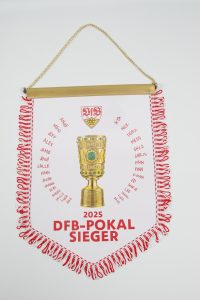 Wimpel mit dem DFB-Pokal und den Namen der Sieger des Jahres 2025.