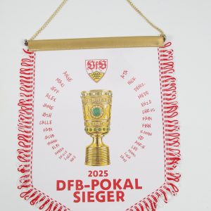 Wimpel mit dem DFB-Pokal und den Namen der Sieger des Jahres 2025.